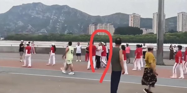 乐融配 效果明显！朝阳暴走团消失了，民警在现场巡控，白衣哥怒骂立大功