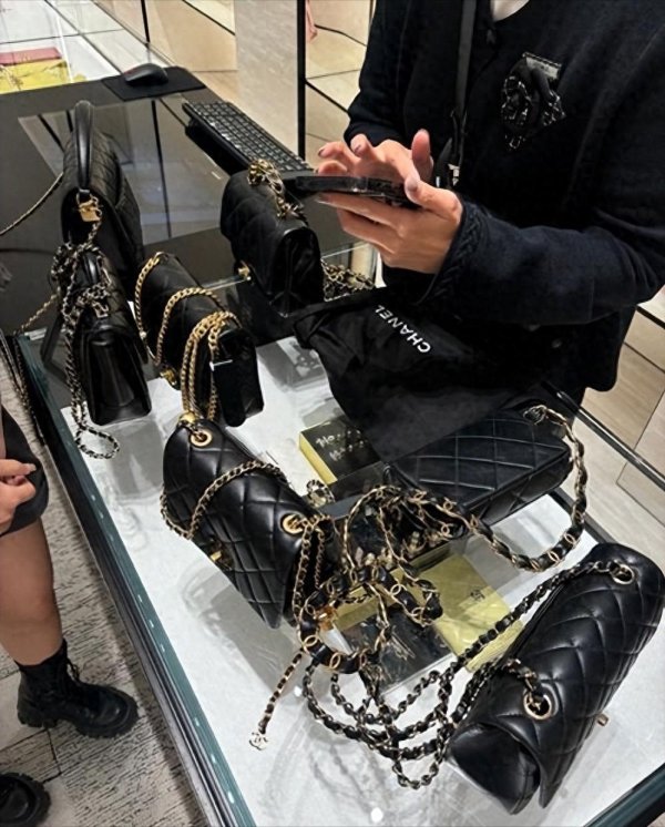 众合网 合肥柜姐打人后续：现场视频曝光，摔手机拉闸门，目击者透露原因